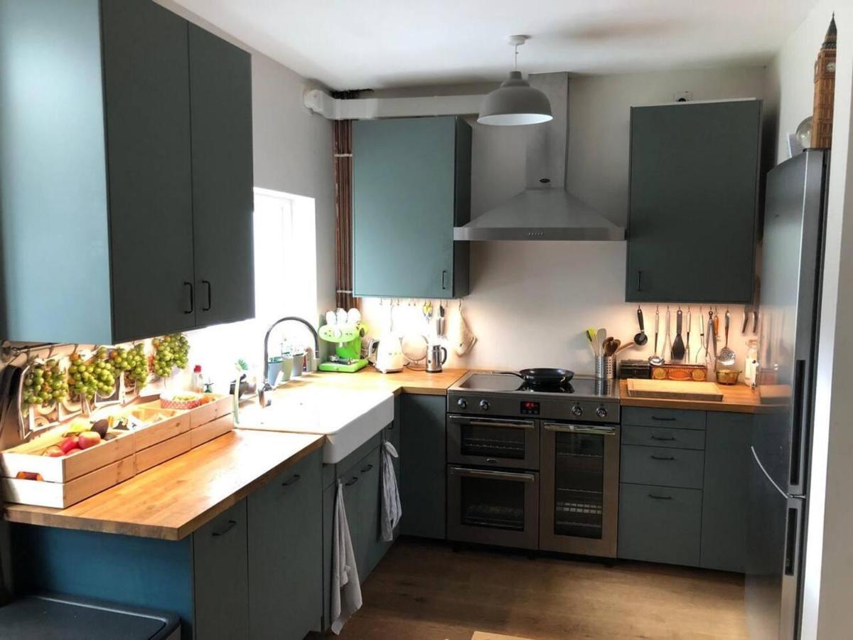 Charming Victorian With Spacious Garden Londra